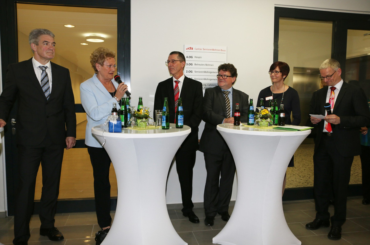 (von links:) Bürgermeister Stefan Louis, Ministerin Monika Bachmann, cts-Geschäftsführer Rafael Lunkenheimer, cts-Direktor Stephan Manstein, Einrichtungsleiterin Judith Köhler und Moderator Klaus Aurnhammer. 