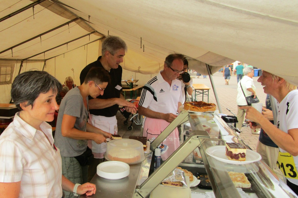 Beim Kuchenverkauf