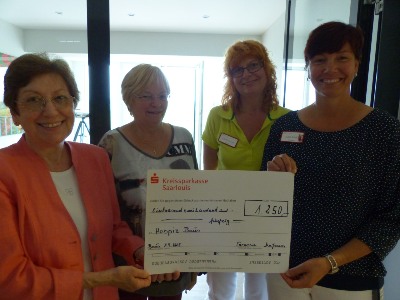 Fachpflegerin Christine Lessel, Christa Meißner und Ulrike Soranna bei der Spendenübergabe an Hospizleiterin Judith Köhler.