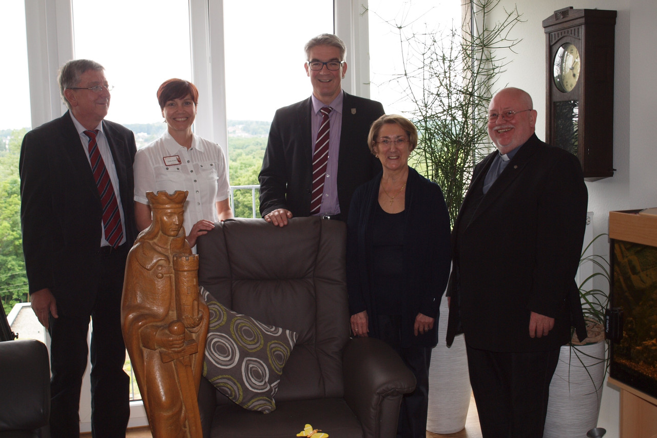 Fernsehsessel für die Hospizgäste: Helmut Himber, Bürgermeister Stefan Louis, Hildegard Tascher und Prälat Peter Prassel vom Förderverein mit Hospizleiterin Judith Köhler (2. von links).