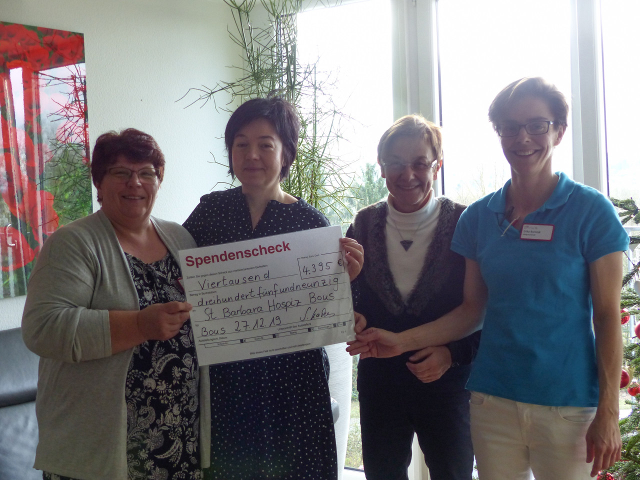 Pflegedienstleiterin Helga Graeske mit Sabine Lackes, Gisela Rink, Vorsitzende des Fördervereins des Sankt Barbara Hospizes und Mitarbeiterin Erika Burczyk. 